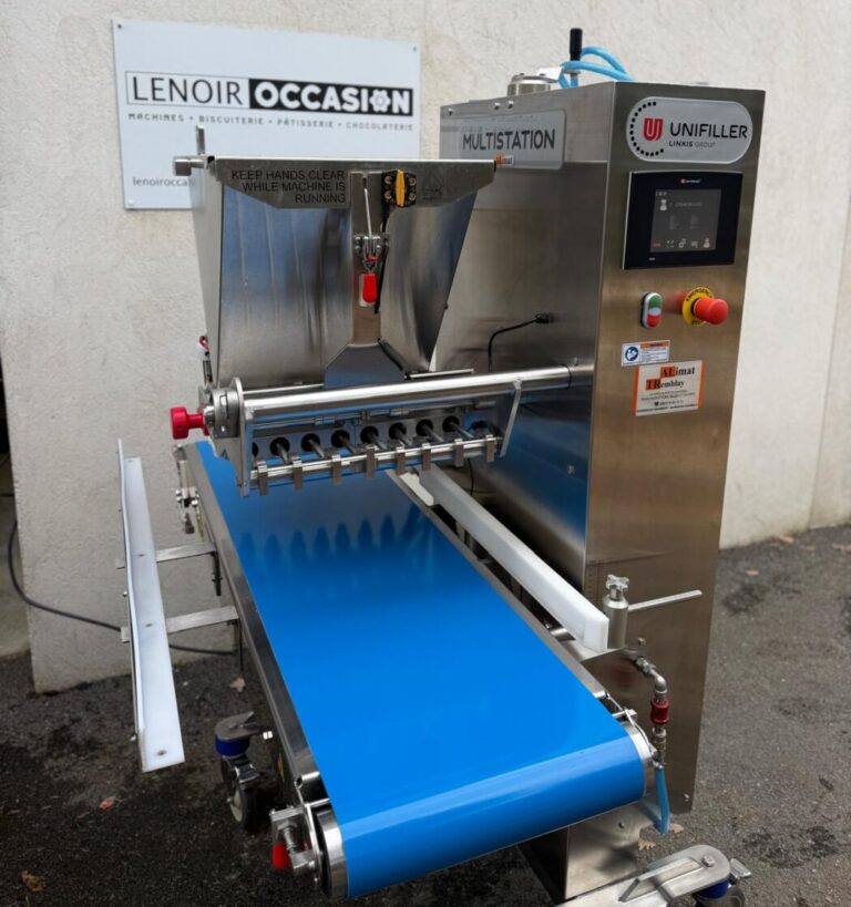 Doseuse multistation Unifiller 2023 distribuée par Alimat, vue 3/4 avec convoyeur et tête de dosage multi-postes