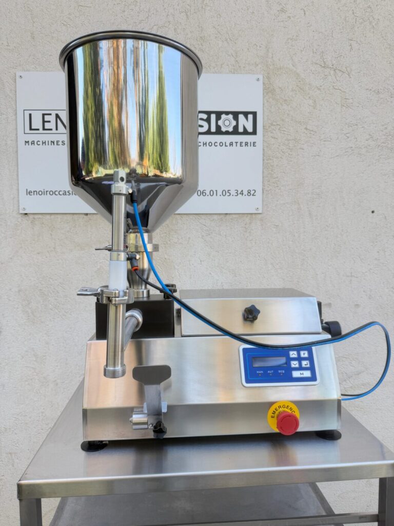 Vue de face de la doseuse Dosatec 2026 avec bloc de dosage et panneau de commande électronique.