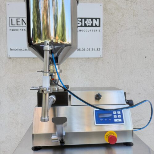 Vue de face de la doseuse Dosatec 2026 avec bloc de dosage et panneau de commande électronique.