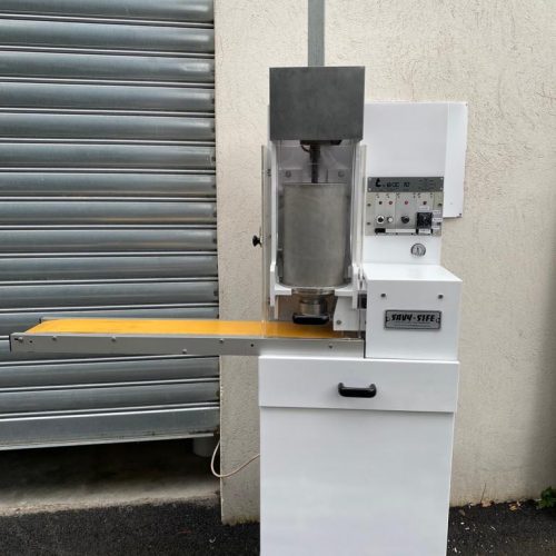 Machine SAVY Goiseau TEX 10 avec 23 douilles incluses, parfaite pour extruder ganaches, pralinés, pâtes sablées et autres intérieurs.