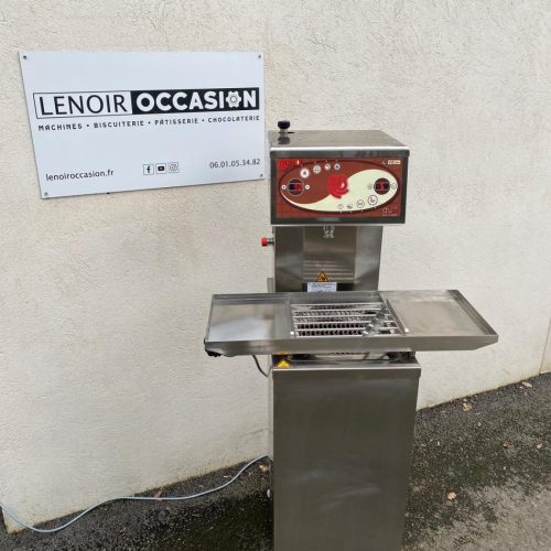 Tempéreuse à chocolat K12 Duo Premium 2022 d’occasion – Machine professionnelle pour un tempérage précis et homogène du chocolat. Capacité optimale pour artisans chocolatiers et pâtissiers. Équipement fiable, idéal pour enrobage et moulage. Consultez notre offre sur LENOIR Occasion.